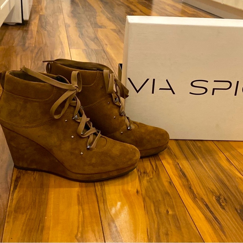 Via Spiga warm tan suede wedge booties.